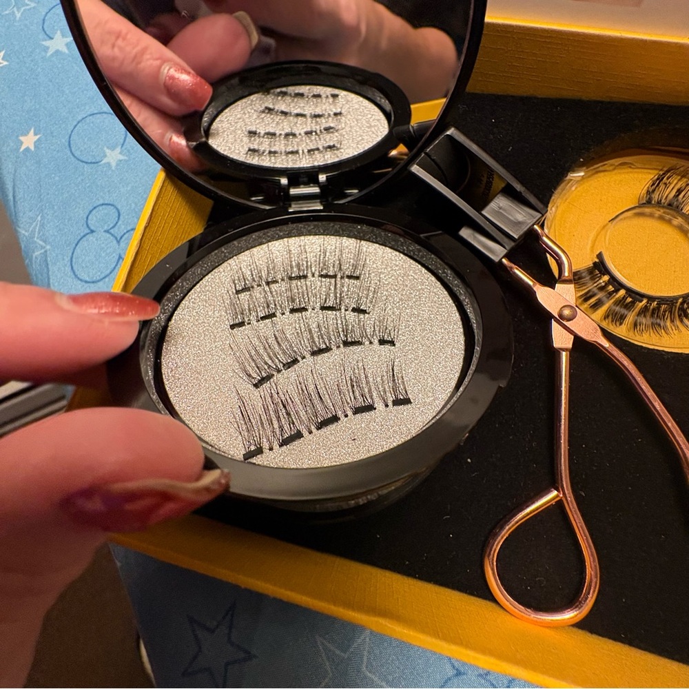 Magnetic Eyelashes Set with Applicator - Black - Picture 4 of 9